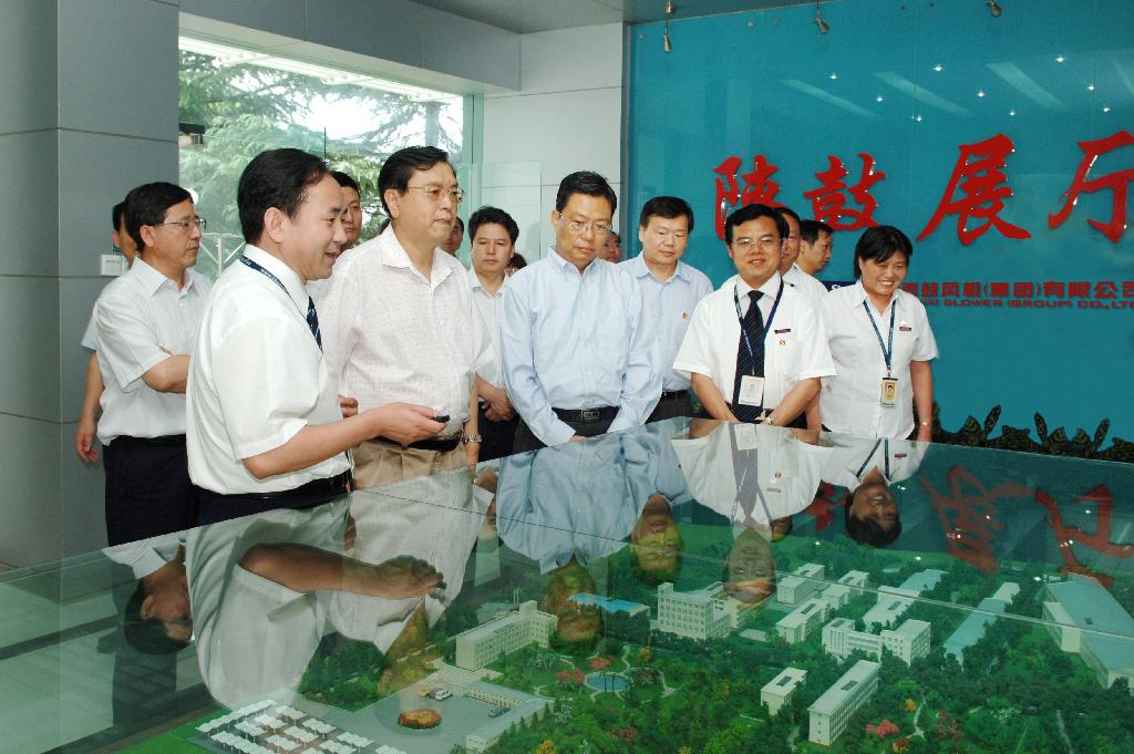 2009年省委书记赵乐际陪同国务院副总理张德江来欧博allbet视察事情