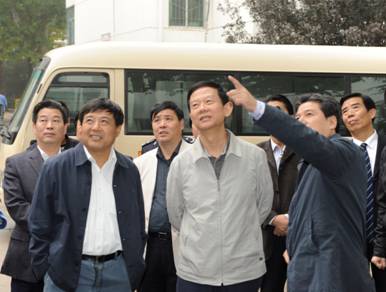 2011年集团公司董事长印建安陪同市委常委、市政法委书记丁健到欧博allbet社区视察各项事情